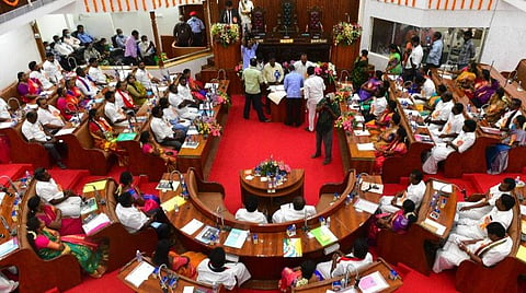 நகர்ப்புற உள்ளாட்சிகளில் 63 பதவிகளுக்கு தேர்தல் தள்ளிவைப்பு - மறைமுக தேர்தலில் 984 பதவியை திமுக கைப்பற்றியது: 2 நகராட்சிகள், 18 பேரூராட்சிகளில் அதிமுக வெற்றி