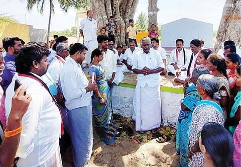 சூளகிரி ஊராட்சி ஒன்றியத்துக்கு உட்பட்ட ஏனுசோனை, உல்லட்டி கிராம மக்களிடம் குறைகளை கேட்டறிந்த வேப்பனப்பள்ளி எம்எல்ஏ கே.பி.முனுசாமி.