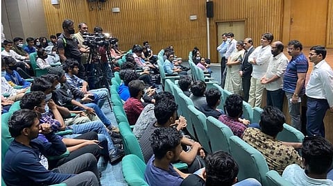 உக்ரைனில் இருந்து இதுவரை 1,200+ தமிழக மாணவர்கள் நாடு திரும்பினர்; செல்லப் பிராணிகளுடன் சிலர் வருகை