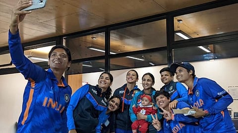 பாகிஸ்தான் கேப்டன் பிஸ்மா மஹரூஃப்பின் குழந்தையுடன் கொஞ்சி விளையாடிய இந்திய மகளிர் கிரிக்கெட் அணியினர் - வைரலாகும் வீடியோ