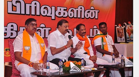புதுச்சேரியில் கட்சி நிர்வாகிகளிடம் பேசுகிறார் பாஜக மேலிடப் பொறுப்பாளர் நிர்மல் குமார் சுரானா. அருகே மாநிலத்தலைவர் சாமிநாதன், அமைச்சர்கள் நமச்சிவாயம், சாய் சரவணன் குமார்.
