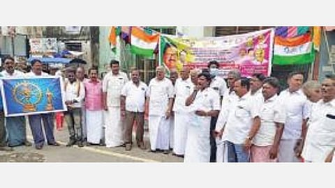 சிதம்பரத்தில் காங்கிரஸார் தொடர் முழக்க போராட்டத்தில் ஈடுபட்டனர்.