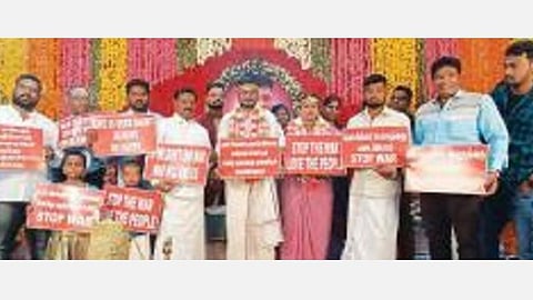 தங்கள் மணவாழ்வின் தொடக்க நிகழ்வில் போருக்கு எதிரான கருத்துகளை முன்னெடுக்கும் மணமக்கள் அசோக்ராஜா - சத்யா.