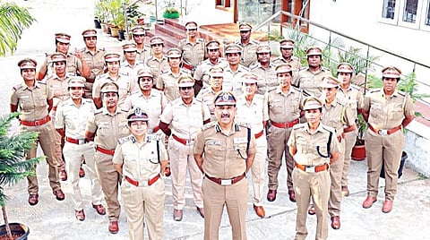 ஆவடி காவல் ஆணையரகத்துக்கு உட்பட்ட காவல் நிலையங்கள் மற்றும் இணை ஆணையர், துணை ஆணையர் அலுவலகங்களின் செயல்பாடுகளுக்கு தலைமை தாங்க உள்ள பெண் காவல் அதிகாரிகளை நேற்று ஆவடி காவல் ஆணையர் சந்தீப்ராய் ரத்தோர் சந்தித்து, வாழ்த்துகளை பகிர்ந்துக் கொண்டார்.