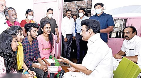உக்ரைனில் இருந்து ஊர் திரும்பிய நெல்லையைச் சேர்ந்த மாணவ, மாணவிகளை நேற்று சந்தித்து முதல்வர் மு.க.ஸ்டாலின் உரையாடினார். உடன் அமைச்சர்கள் கேகேஎஸ்எஸ்ஆர்.ராமச்சந்திரன், தங்கம் தென்னரசு.