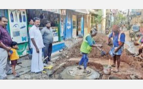 80-வது வார்டு நேரு தெருவில் பாதாள சாக்கடை இணைப்பு உருவாக்கு வதற்கான பணிகளைத் தொடங்கி வைத்த துணை மேயர் நாகராஜன்.