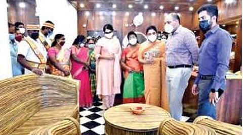 ஈரோட்டில் மகளிர் சுய உதவிக்குழுக்களின் பொருட்கள் விற்பனை செய்யும் மையத்தை தொடங்கி வைத்த ஆட்சியர் எச்.கிருஷ்ணன் உண்ணி அங்கு விற்பனைக்கு வைக்கப்பட்டிருந்த பொருட்களை பார்வையிட்டார்.