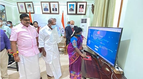 புதுச்சேரியில் மாணவர்களுக்கான சுகாதாரப் பதிவு இணைய தள சேவையை ஆளுநர் தமிழிசை சவுந்தரராஜன் இன்று தொடங்கி வைத்தார். உடன் முதல்வர் ரங்கசாமி, கல்வி அமைச்சர் நமச்சிவாயம்.