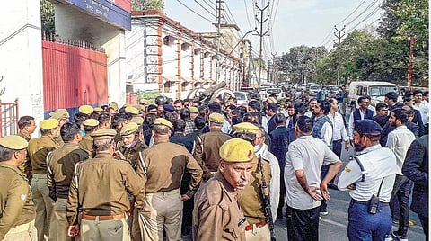 உத்தரபிரதேச மாநில சட்டப் பேரவைக்கு 7 கட்டமாக தேர்தல் நடந்து முடிந்துள்ள நிலையில் இன்று வாக்கு எண்ணிக்கை நடைபெறவுள்ளது. இந்நிலையில் நேற்று கான்பூரிலுள்ள வாக்கு எண்ணிக்கை மையத்தில் பாதுகாப்புக்காகக் குவிக்கப்பட்டிருந்த போலீஸார். படம்: பிடிஐ