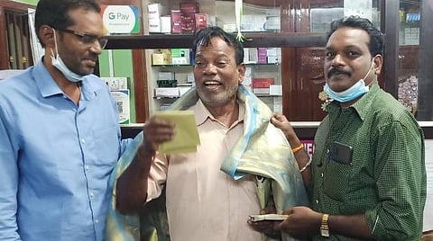 ஆட்டோ ஓட்டுநர் காளியப்பன் ( நடுவில் இருப்பவர்)