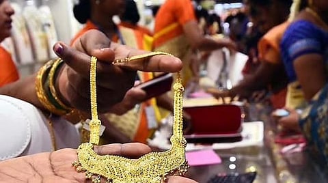 ஒரே நாளில் பவுன் விலை ரூ.1,080 குறைந்தது: நகைக் கடைகளில் அலைமோதிய கூட்டம்