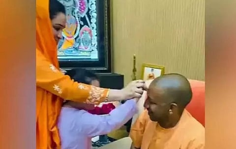 இரண்டாவது முறையாக உ.பி. முதல்வர்: யோகிக்கு திலகமிட்டு வாழ்த்திய முலாயம் சிங் பேத்தி .