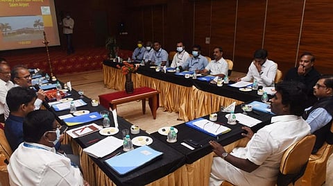 சேலம் - சென்னை விமான சேவை மீண்டும் தொடங்குவது குறித்து நடந்த ஆலோசனை கூட்டத்தில் குழுவின் தலைவர் எம்.பி பார்த்திபன் பேசினார் | படம்: எஸ்.குரு பிரசாத்