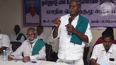 சேலத்தில் நடந்த தமிழ்நாடு பால் உற்பத்தியாளர்கள் நலச்சங்கத்தின் மாநில செயற்குழு கூட்டத்தில் பொருளாளர் ராமசாமி பேசினார். | படம்:எஸ்.குரு பிரசாத்