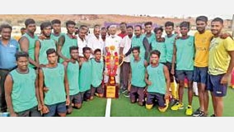 கோவில்பட்டியில் நடந்த மாநில அளவிலான ஹாக்கி போட்டியில் வெற்றி பெற்ற சென்னை அணிக்கு கோப்பையை கடம்பூர் ராஜு எம்எல்ஏ வழங்கினார்.