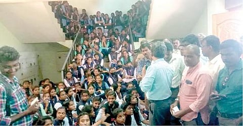 கடையநல்லூர் அரசு கலை மற்றும் அறிவியல் கல்லூரி மாணவர்கள் வகுப்புகளை புறக்கணித்து கல்லூரி வளாகத்தில் உள்ளிருப்பு போராட்டத்தில் ஈடுபட்டனர்.
