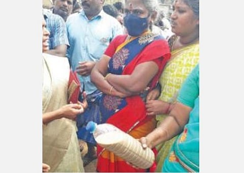 குடிநீரை பாட்டிலில் பிடித்து வாக்குவாதத்தில் ஈடுபட்ட பெண்கள்.
