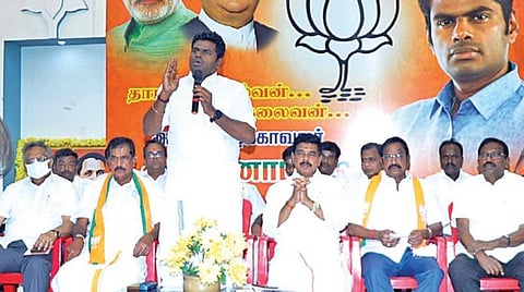 சென்னை பாஜக தலைமை அலுவலகத்தில் நேற்று நடைபெற்ற, நகர்ப்புற உள்ளாட்சித் தேர்தலில் பாஜக சார்பில் போட்டியிட்ட வேட்பாளர்கள் சந்திப்புக் கூட்டத்தில் பேசினார் அக்கட்சியின் மாநிலத் தலைவர் கே.அண்ணாமலை. உடன், மாநிலப் பொதுச் செயலர் கரு.நாகராஜன் உள்ளிட்டோர். படம்: ம.பிரபு