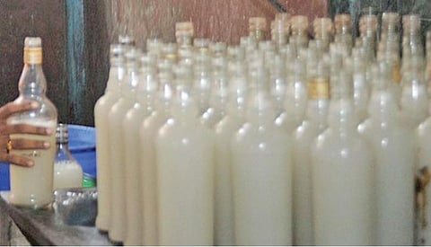 கேரளாவில் கள்ளுக் கடைகளில் ரூ.80 முதல் ரூ.100 வரை விற்பனை செய்யப்படும் கள் பாட்டில்கள்.
