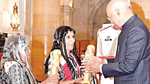 நீலகிரியை சேர்ந்த தோடரின கைவினைக் கலைஞர்களுக்கு விருது வழங்கிய குடியரசுத் தலைவர் ராம்நாத் கோவிந்த்.
