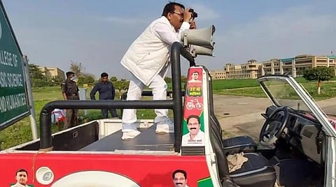 உ.பி. ஹஸ்தினாபூரில் வாக்குப்பதிவு இயந்திரங்கள் வைக்கப்பட்டிருந்த மையத்தை தூரத்தில் இருந்து பைனாகுலரில் கண்காணித்த சமாஜ்வாதி வேட்பாளர் யோகேஷ் வர்மா. (கோப்புப் படம்)