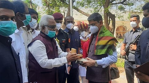 தஞ்சாவூர் சரஸ்வதி மகால் நூலகத்துக்கு வருகை தந்த தமிழக ஆளுநரை வரவேற்ற மராத்திய மன்னர் பரம்பரையை சேர்ந்தவரும் நூலகத்தின் ஆயுள் கால உறுப்பினருமான சிவாஜி ராஜா பான்ஸ்லே.