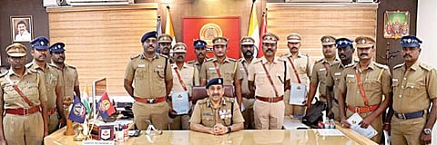 அதிமுக பிரமுகர் வீட்டில் நடைபெற்ற கொள்ளை சம்பவத்தில் குற்றவாளிகளைப் பிடித்த தனிப்படையினரை ஆவடி காவல் ஆணையர் சந்தீப் ராய் ரத்தோர் பாராட்டி சான்றிதழ்களை வழங்கினார்.
