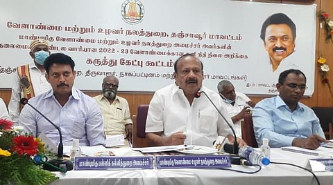 தஞ்சையில் நடந்த வேளாண் தனி நிதிநிலை அறிக்கை தொடர்பாக விவசாயிகளுடனான
கூட்டத்தில் பேசுகிறார் வேளாண் துறை அமைச்சர் எம்.ஆர்.கே. பன்னீர்செல்வம்.