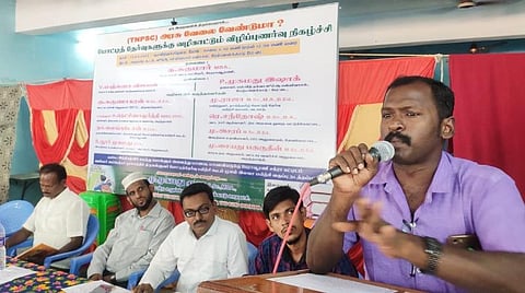புதுக்கோட்டை அருகே நடைபெற்ற போட்டித் தே்ரவு வழிகாட்டி நிகழ்ச்சியில் பேசுகிறார் திருவரங்குளம் வட்டாரக் கல்வி அலுவலர் கு.கருணாகரன்.
