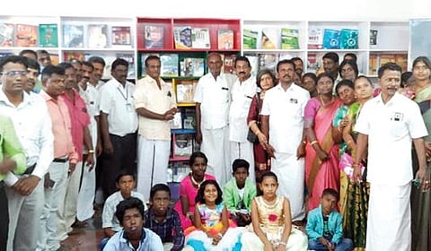 புதுக்கோட்டை மாவட்டம் கந்தர்வக்கோட்டை அரசு ஆண்கள் மேல்நிலைப் பள்ளியில் நூலகம் ஏற்படுத்திய முன்னாள் மாணவர்கள்.