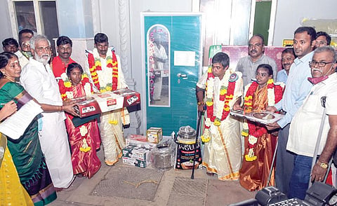 சென்னை வடபழனி முருகன் கோயிலில் மாற்றுத்திறனாளி தம்பதிகளுக்கு அமைச்சர் பி.கே.சேகர்பாபு திருமணத்தை நடத்தி வைத்து சீர்வரிசை பொருட்களுடன் சான்றிதழையும் வழங்கினார். படம்: பு.க.பிரவீன்