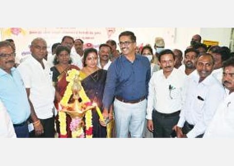 வேலூர் மாவட்டம் காட்பாடியில் 19.24 லட்சம் மதிப்பீட்டில் புதிதாக கட்டப்பட்ட திறந்தவெளி மாவட்ட விளையாட்டு வளாகத்தை, முதல்வர் ஸ்டாலின் காணொலி காட்சி வாயிலாக திறந்து வைத்தார். இதனையொட்டி, வேலூர் மாவட்ட ஆட்சியர் குமாரவேல் பாண்டியன் குத்துவிளக்கு ஏற்றி வைத்தார். அருகில், மேயர் சுஜாதா, துணை மேயர் சுனில்குமார், மாநகராட்சி ஆணையர் அசோக்குமார் உள்ளிட்டோர்.