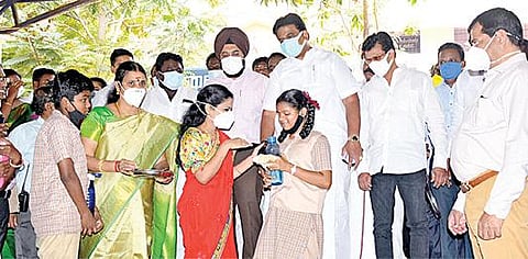 எம்ஜிஆர் நகர் மாநகராட்சி மேல்நிலைப் பள்ளியில் நடைபெற்ற முகாமை மேயர் பிரியா நேற்று தொடங்கிவைத்து மாணவர்களுக்கு மாத்திரைகளை வழங்கினார். உடன் துணை மேயர் மகேஷ்குமார், பிரபாகர் ராஜா எம்எல்ஏ மற்றும் ஆணையர் ககன்தீப் சிங் பேடி. படம்: ம.பிரபு