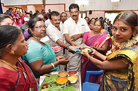 ஓசூரில் நடைபெற்ற சமுதாய வளைகாப்பு நிகழ்ச்சியில் கர்ப்பிணி தாய்மார் களுக்கு சீர்வரிசை வழங்கிய எம்எல்ஏ பிரகாஷ், மேயர் சத்யா. உடன் மாவட்ட வருவாய் அலுவலர் ராஜேஸ்வரி, மாவட்ட திட்ட அலுவலர் சரளா மற்றும் பலர்.
