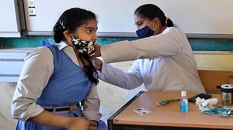 12 - 14 வயதினருக்கு நாளை முதல் கரோனா தடுப்பூசி: 60+ வயதினருக்கு ‘பூஸ்டர்’