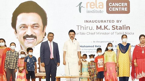 சென்னையை அடுத்த குரோம்பேட்டையில் ரேலா இன்ஸ்டிடியூட் புற்றுநோய் மையத்தை முதல்வர் மு.க.ஸ்டாலின் நேற்று திறந்து வைத்தார். உடன் ரேலா இன்ஸ்டிடியூட் மற்றும் மெடிக்கல் சென்டர் தலைவர் மற்றும் நிர்வாக இயக்குநர் பேராசிரியர் முகமது ரேலா, ஜெ.ஆர்.சூப்பர் ஸ்பெஷாலிட்டி மருத்துவமனை தலைவர் பேராசிரியர் டாக்டர் ஜெ.நிஷா உள்ளிட்டோர்.