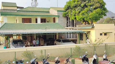 எஸ்.பி.வேலுமணியின் வீடு | படம்: ஜெ.மனோகரன்.