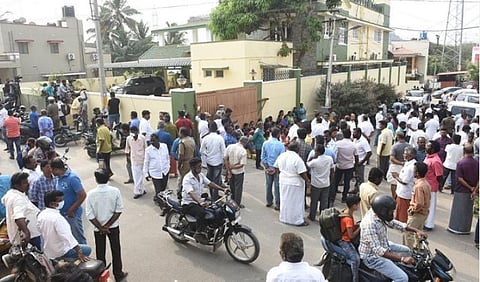 கோவையில் சோதனை நடக்கும் எஸ்.பி.வேலுமணி வீடு . மற்றும் அவரது வீட்டுக்கு முன்பு திரண்ட அதிமுகவினர். | படம்: ஜெ.மனோகரன்.