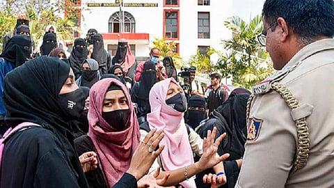 ஹிஜாப் இஸ்லாத்தில் அத்தியாவசிய பழக்கமில்லை; தடை செல்லும்: கர்நாடக உயர் நீதிமன்றம் தீர்ப்பு