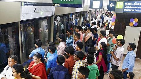 வெயிலின் தாக்கம் அதிகரிப்பால் மெட்ரோ ரயில்களுக்கு படையெடுக்கும் பயணிகள்: 2 வாரங்களில் 17.88 லட்சம் பேர் பயணம்