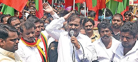 மத்திய அரசைக் கண்டித்து சென்னையில் ஆர்ப்பாட்டத்தில் ஈடுபட்ட தமிழக வாழ்வுரிமைக் கட்சி தலைவர் வேல்முருகன். படம்: ம.பிரபு