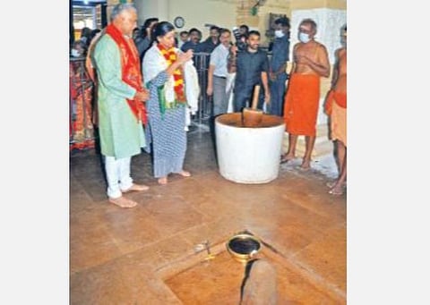 ஆனைமலை மாசாணியம்மன் கோயிலில் உள்ள நீதிக் கல் வழிபாடு மற்றும் மிளகாய் அரைத்தல் ஆகியன குறித்து இந்திய கடற்படை தளபதி அட்மிரல் ஆர். ஹரிகுமார் கோயில் நிர்வாகிகளிடம் கேட்டறிந்தார்.