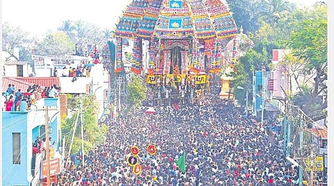 திருவாரூரில் நேற்று பல்லாயிரக்கணக்கான பக்தர்கள் வடம் பிடிக்க ஆடி அசைந்து வரும் ஆழித்தேர்.