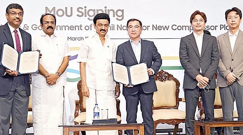 சாம்சங் நிறுவனத்தின் ரூ.1,588 கோடி முதலீட்டில் கம்ப்ரசர் உற்பத்தித் திட்டத்தை பெரும்புதூரில் நிறுவுவதற்கான புரிந்துணர்வு ஒப்பந்தம், முதல்வர் மு.க.ஸ்டாலின் முன்னிலையில் நேற்று மேற்கொள்ளப்பட்டது. இந்நிகழ்ச்சியில் தொழில்துறை அமைச்சர் தங்கம் தென்னரசு, தொழில்துறை கூடுதல் தலைமைச் செயலர் ச.கிருஷ்ணன், தொழில் வழிகாட்டி நிறுவன மேலாண் இயக்குநர் பூஜா குல்கர்னி, சாம்சங் நிறுவனத்தின் தென்மேற்கு ஆசிய தலைவர் கென் காங், சென்னை தொழிற்சாலையின் மேலாண்மை இயக்குநர் பியோங் ஜிங் கோன்ங் உள்ளிட்ட உயர் அலுவலர்கள்.