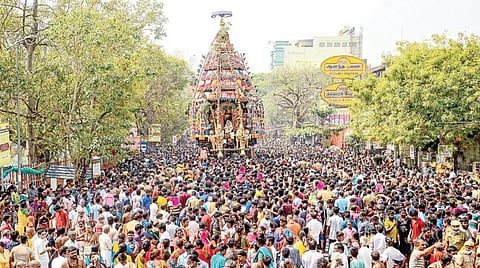 சென்னை மயிலாப்பூர் கபாலீஸ்வரர் கோயில் பங்குனி தேரோட்டம் நேற்று விமரிசையாக நடைபெற்றது. இதில் ஆயிரக்கணக்கான பக்தர்கள் பங்கேற்று வடம் பிடித்து தேர் இழுத்தனர். படங்கள்: பு.க.பிரவீன்