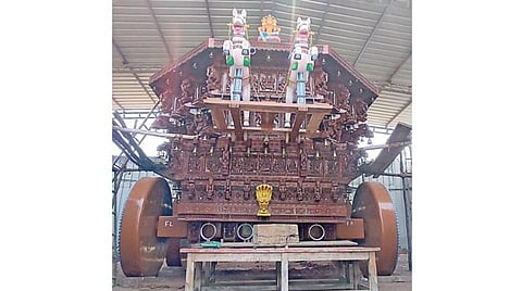 சேலம் மாவட்டம் ஆறகழூர் காமநாதீஸ்வரர் கோயிலில் வெள்ளோட்டத் துக்கு தயாராக இருக்கும் புதிய தேர்.