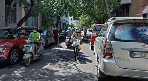 புதுவையில் சாலை ஓரப்பகுதிகளில் பார்க்கிங் செய்யப்பட்ட வாகனங்கள் | படம்: குமார் எஸ்.எஸ்.