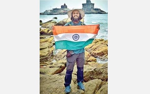 காஷ்மீரில் இருந்து கன்னியாகுமரிக்கு நடைபயணமாக வந்த ஓம்கார் மதுசூதன் கர்பே முக்கடல் சங்கமத்தில் தேசியகொடியுடன் உற்சாகமாக வலம் வந்தார்.