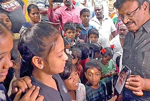 முதல்வர் மு.க.ஸ்டாலின் நேற்று ஆவடியில் வசித்து வரும் நரிக்குறவர் இன மக்களிடம், அமைச்சர் சா.மு.நாசரின் செல்போன் மூலம் வீடியோகாலில் பேசி அவர்களின் குறைகளை கேட்டறிந்தார்.