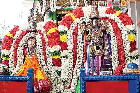 திருநாகேஸ்வரத்தில் உள்ள ஒப்பிலியப்பன் கோயிலில் உற்சவரான பூமிதேவி தாயாருடன் எண்ணப்பன். (கோப்பு படம்)